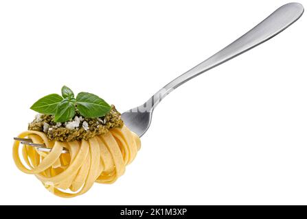 Fettuccine sur la fourchette, spaghetti isolés sur fond blanc Banque D'Images