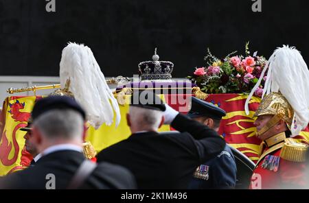 Londres, Royaume-Uni. 19th septembre 2022. Londres Royaume-Uni 19th septembre 2022 - Un salut pour la Reine comme son cercueil passe à Whitehall pendant le cortège funèbre de la reine Elizabeth II à Londres aujourd'hui: Crédit Simon Dack / Alamy Live News crédit: Simon Dack News/Alamy Live News Banque D'Images