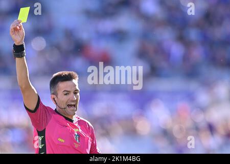 Stade Artemio Franchi, Florence, Italie, 18 septembre 2022, Antonio Rapuano (arbitre) montre le carton jaune pendant l'ACF Fiorentina vs Hellas Verona - i Banque D'Images