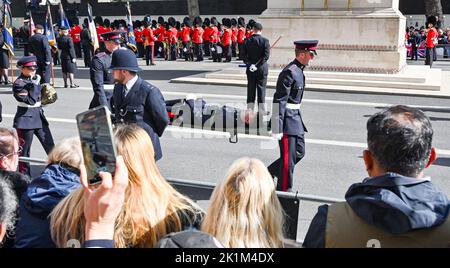 Londres, Royaume-Uni. 19th septembre 2022. Londres Royaume-Uni 19th septembre 2022 - Un membre des forces armées qui se sent mal est conduit à Whitehall pendant le cortège funèbre de la reine Elizabeth II à Londres aujourd'hui: Crédit Simon Dack / Alamy Live News crédit: Simon Dack News/Alamy Live News Banque D'Images