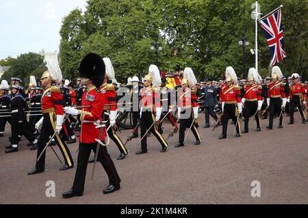 Londres, Royaume-Uni. 19th septembre 2022. Le cercueil de la reine Élisabeth II est transporté par la voiture d'État de la marine royale en route vers l'abbaye de Westminster dans le cadre du service funéraire de la reine à Londres, en Angleterre, lundi, 19 septembre 2022. La Reine sera enterrée avec son défunt mari, le duc d'Édimbourg, à la chapelle commémorative du roi George VI, située à l'intérieur de la chapelle Saint-Georges. Photo de Hugo Philpott/UPI crédit: UPI/Alay Live News Banque D'Images