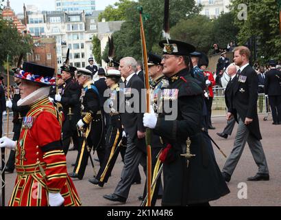 Londres, Royaume-Uni. 19th septembre 2022. Le roi Charles III, la princesse Anne et le prince Edward suivent le cercueil de la reine Elizabeth II après les funérailles d'État de sa Majesté à l'abbaye de Westminster. À Londres, lundi, 19 septembre 2022. La Reine sera enterrée avec son défunt mari, le duc d'Édimbourg, à la chapelle commémorative du roi George VI, située à l'intérieur de la chapelle Saint-Georges. Photo de Hugo Philpott/UPI crédit: UPI/Alay Live News Banque D'Images