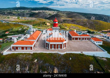 Cabo da Roca, Portugal - 18 septembre 2022 : vue aérienne par drone du phare emblématique de Cabo da Roca, Portugal Banque D'Images