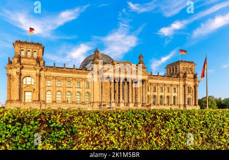 Le Reichstag ou bâtiment du gouvernement allemand, vue latérale, Berlin, Allemagne. Banque D'Images