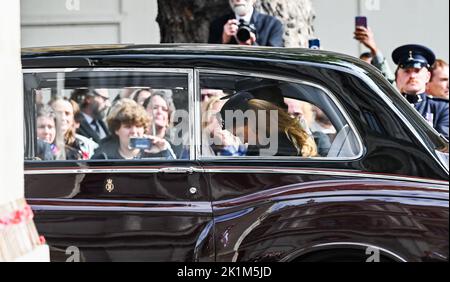 Londres, Royaume-Uni. 19th septembre 2022. Londres Royaume-Uni 19th septembre 2022 - la princesse Beatrice garde sa tête badue pendant la procession funéraire de la reine Elizabeth II à Londres aujourd'hui: Crédit Simon Dack / Alay Live News crédit: Simon Dack News/Alay Live News Banque D'Images