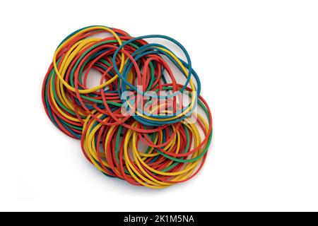 papeterie bandes de caoutchouc coloré isolées sur fond blanc, vue de dessus, beaucoup de papeterie élastiques pour l'argent Banque D'Images