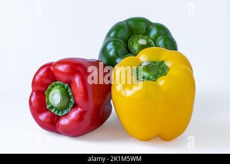 Gros plan de poivrons colorés, fond blanc. Banque D'Images