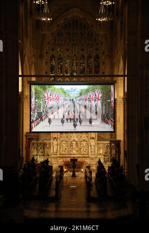 Sydney, Australie. 19th septembre 2022. Environ 30 à 40 personnes ont assisté à la cathédrale St Andrew, sur la rue George, pour regarder la diffusion en direct des funérailles de la Reine sur grand écran. Credit: Richard Milnes/Alamy Live News Banque D'Images