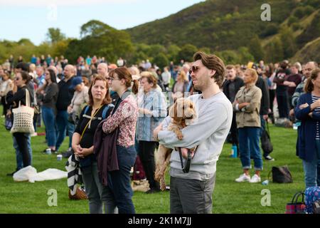 Edinburgh, Écosse, Royaume-Uni, 19 septembre 2022. La foule se trouve dans le parc Holyrood, près du palais Holyrood, où le service funéraire de sa Majesté la Reine est diffusé en direct et diffusé sur un grand écran extérieur. Credit sst/alamy Live News Banque D'Images