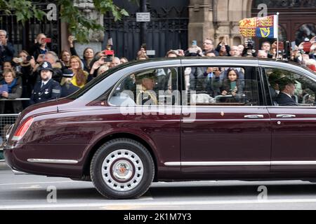 Londres, Royaume-Uni. 19 septembre 2022. Le roi Charles III voyage le long de Pall Mall en avant pour les funérailles d'État pour la reine Elizabeth II Le 8 septembre 2022, Elizabeth II, reine du Royaume-Uni et des autres royaumes du Commonwealth, meurt à l'âge de 96 ans au château de Balmoral en Écosse. Le plus ancien monarque britannique vivant le plus longtemps en place. Credit: SMP News / Alamy Live News Banque D'Images