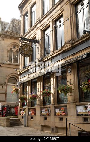 Le pub City Vaults sur Hustlergate à Bradford, dans le West Yorkshire. Le pub sert des plats et des boissons traditionnels. Banque D'Images