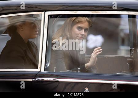 Londres, Royaume-Uni. 19th septembre 2022. La princesse Beatrice est assise dans une voiture pendant qu'elle assiste aux funérailles et à l'enterrement de la reine Elizabeth, à Londres, en Grande-Bretagne, en 19 septembre 2022. Photo de Raphael Lafargue/ABACAPRESS.COM crédit: Abaca Press/Alay Live News Banque D'Images