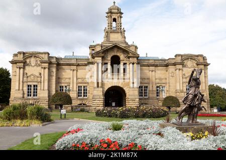 Cartwright Hall à Lister Park à Bradford, West Yorkshire. Le hall abrite une galerie d'art civique dans un parc nommé d'après un propriétaire d'usine. Banque D'Images