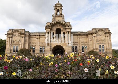 Cartwright Hall à Lister Park à Bradford, West Yorkshire. Le hall abrite une galerie d'art civique dans un parc nommé d'après un propriétaire d'usine. Banque D'Images