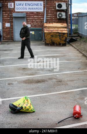 Shenstone, Royaume-Uni. 18th septembre 2022. Un agent de sécurité regarde vers un extincteur qui est supposé avoir été utilisé pour appliquer de la peinture sur le mur de l'usine. UAV Engines est une filiale de la société israélienne de défense Elbit Systems et produit des moteurs pour drones utilisés contre les Palestiniens à Gaza et ailleurs. Les manifestants exigent la fermeture de l'usine. Les Actionistes palestiniens protestent contre la présence d'Elbit Systems au Royaume-Uni. Leurs actions constantes ont fermé deux des dix usines d'Elbit Systems. Crédit : SOPA Images Limited/Alamy Live News Banque D'Images