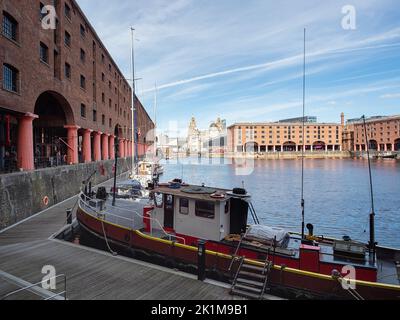 Albert Dock Liverpool Merseyside Royaume-Uni sept 2022 bateaux le long du quai Albert Dock avec bâtiment en brique autour du bord de l'eau Banque D'Images