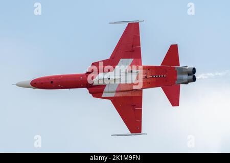 Un avion à réaction rouge de l'Airforce suisse fait des cascades lors d'un spectacle aérien en Belgique Banque D'Images