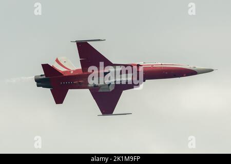 Un avion à réaction rouge de l'Airforce suisse fait des cascades lors d'un spectacle aérien en Belgique Banque D'Images