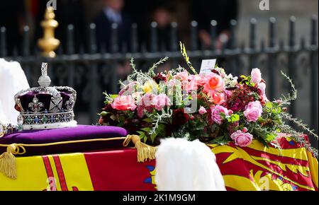 Londres, Royaume-Uni. 19th septembre 2022. Les pallbearers portent le cercueil de la reine Elizabeth II, drapé dans la norme royale, avec la couronne, l'orbe et le sceptre après la cérémonie d'État avant les funérailles de la reine Elizabeth II à l'abbaye de Westminster. Une lettre personnelle du roi Charles III à sa mère décédée était cachée dans la couronne florale. Sur elle a été écrit, "dans la mémoire aimante et fidèle. Charles R.' . Des centaines de milliers de personnes devraient se rendre dans les rues de Londres pour rendre hommage à la Reine lors des funérailles d'État d'Elizabeth II Credit: Christian Charisius/dpa/Alay Live News Banque D'Images