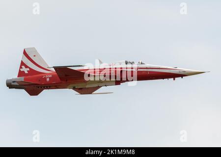 Un avion à réaction rouge de l'Airforce suisse fait des cascades lors d'un spectacle aérien en Belgique Banque D'Images