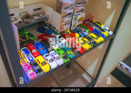 Perak, Malaisie - 12 août 2022 : voitures jouets HotWheels exposées sur l'étagère. Hotwels est un produit de Mattel, avec des usines situées à Penang, Malay Banque D'Images