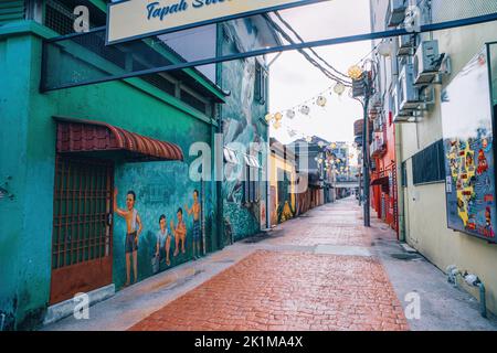 Perak, Malaisie - 12 août 2022 : allée murale de la vieille ville de Tapah. Tapah est un endroit unique avec des bâtiments anciens. Banque D'Images