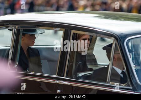 Londres, Royaume-Uni. 19 septembre 2022. La princesse Eugénie et la princesse Beatrice se rendit dans une voiture à la suite du cercueil de la reine Elizabeth II, qui transporta le chariot d'armes d'État de la Royal Navy, dessiné par 142 marins, dans une procession à Whitehall après ses funérailles d'État à l'abbaye de Westminster. La Reine sera enterrée aux côtés de son mari, le prince Philip, dans la chapelle commémorative du roi George VI, au château de Windsor. Credit: Stephen Chung / Alamy Live News Banque D'Images