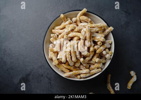 sev seerni seeni ou madhura sesa sucrée - en-cas Diwali frits avec farine de pois chiches, sélectif Banque D'Images