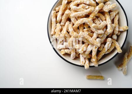 sev seerni seeni ou madhura sesa sucrée - en-cas Diwali frits avec farine de pois chiches, sélectif Banque D'Images