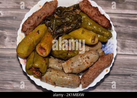 Courge courgettes garnies Mahshi, aubergines, feuilles de raisin enveloppées, poivrons fourrés de riz blanc, oignon, persil, aneth et coriandre et bœuf alimentaire Banque D'Images