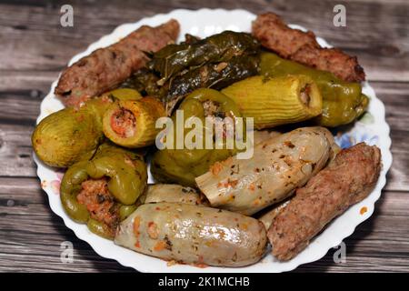 Courge courgettes garnies Mahshi, aubergines, feuilles de raisin enveloppées, poivrons fourrés de riz blanc, oignon, persil, aneth et coriandre et bœuf alimentaire Banque D'Images