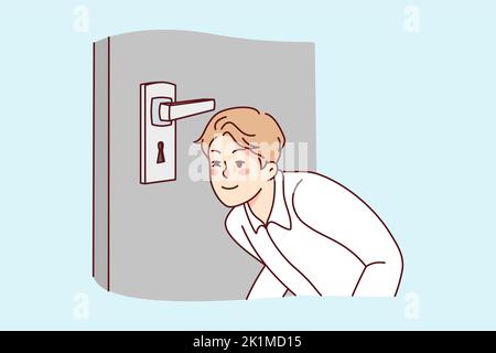 Un jeune homme suspect regarde dans la serrure de porte. Un gars souriant s'approche de l'espion de trou de porte après les voisins à la maison. Illustration vectorielle. Illustration de Vecteur