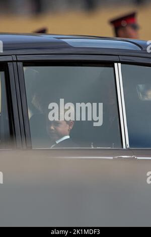 Londres, Royaume-Uni. 19th septembre 2022. Le Prince George du pays de Galles suit le chariot d'armes d'État portant le cercueil de la reine Elizabeth II, drapé dans le Standard royal avec la Couronne d'État impériale et l'orbe et le sceptre du souverain, dans le défilé de cérémonie suivant son funérailles d'État à l'abbaye de Westminster, Londres. 19 septembre 2022. Photo par Ammar Abd Rabbo/ABACAPRESS.COM crédit: Abaca Press/Alay Live News Banque D'Images