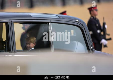 Londres, Royaume-Uni. 19th septembre 2022. Le Prince George du pays de Galles suit le chariot d'armes d'État portant le cercueil de la reine Elizabeth II, drapé dans le Standard royal avec la Couronne d'État impériale et l'orbe et le sceptre du souverain, dans le défilé de cérémonie suivant son funérailles d'État à l'abbaye de Westminster, Londres. 19 septembre 2022. Photo par Ammar Abd Rabbo/ABACAPRESS.COM crédit: Abaca Press/Alay Live News Banque D'Images