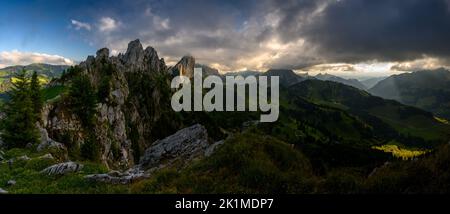 Sommets escarpés de Gastlosen dans les contreforts alpins de Fribourg Banque D'Images