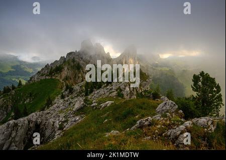 Sommets escarpés de Gastlosen dans les contreforts alpins de Fribourg Banque D'Images