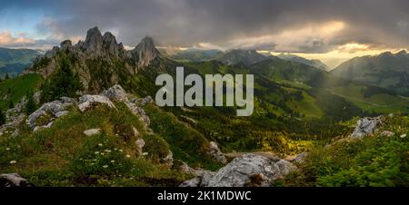 Sommets escarpés de Gastlosen dans les contreforts alpins de Fribourg Banque D'Images