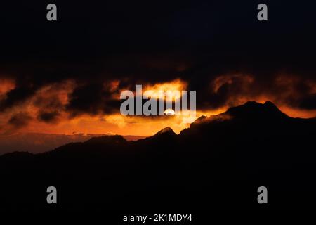 coucher de soleil spectaculaire et ferme dans les alpes de fribourg Banque D'Images