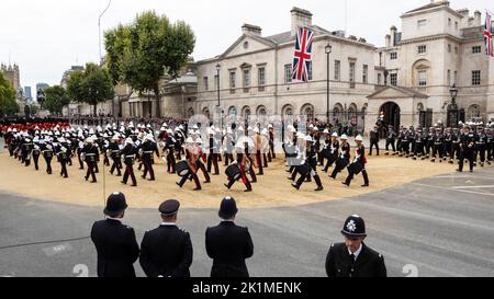 Londres, Royaume-Uni. 19 septembre 2022. Un groupe militaire arrive de Horse Guards pour une procession à Whitehall après les funérailles d'État de la Reine à l'abbaye de Westminster. La Reine sera enterrée aux côtés de son mari, le prince Philip, dans la chapelle commémorative du roi George VI, au château de Windsor. La reine Elizabeth II, le monarque le plus ancien de l'histoire britannique, est décédée à l'âge de 96 ans à Balmoral, en Écosse, et son fils, maintenant connu sous le nom de roi Charles III, lui a succédé. Credit: Stephen Chung / Alamy Live News Banque D'Images