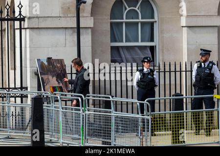 Londres, Royaume-Uni. 19 septembre 2022. Un artiste, probablement officiel, au travail à côté des gardes à cheval à Whitehall avant les funérailles d'État de la Reine à l'abbaye de Westminster. La Reine sera enterrée aux côtés de son mari, le prince Philip, dans la chapelle commémorative du roi George VI, au château de Windsor. La reine Elizabeth II, le monarque le plus ancien de l'histoire britannique, est décédée à l'âge de 96 ans à Balmoral, en Écosse, et son fils, maintenant connu sous le nom de roi Charles III, lui a succédé. Credit: Stephen Chung / Alamy Live News Banque D'Images