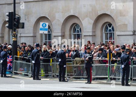 Londres, Royaume-Uni. 19 septembre 2022. La police et le public à Whitehall observent le silence de deux minutes après les funérailles d'état de la Reine à l'abbaye de Westminster. La Reine sera enterrée aux côtés de son mari, le prince Philip, dans la chapelle commémorative du roi George VI, au château de Windsor. La reine Elizabeth II, le monarque le plus ancien de l'histoire britannique, est décédée à l'âge de 96 ans à Balmoral, en Écosse, et son fils, maintenant connu sous le nom de roi Charles III, lui a succédé. Credit: Stephen Chung / Alamy Live News Banque D'Images