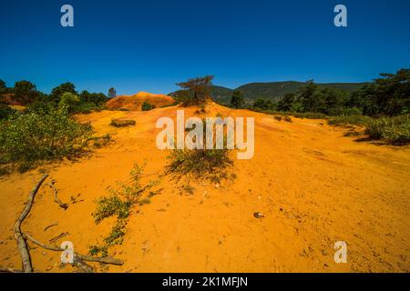 Vue sur les ocre colorés du Colorado provençal français à Rustrel France Banque D'Images