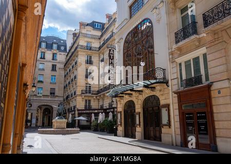 Vue sur la place de l'Opéra-Louis-Jouvet et le théâtre Athénée, dans le 9th arrondissement de Paris, France Banque D'Images