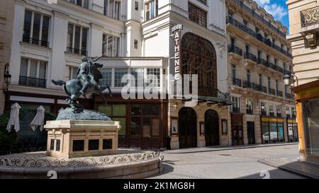 Vue sur la place de l'Opéra-Louis-Jouvet et le théâtre Athénée, dans le 9th arrondissement de Paris, France Banque D'Images