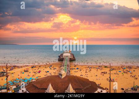 Coucher de soleil sur la mer à Bournemouth illuminant les nuages et la mer Banque D'Images