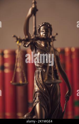 statue de justice représentée par une dame aveuglée tenant un équilibre et une épée signifiant pouvoir et impartialité, tournant dans une salle universitaire avec un b Banque D'Images