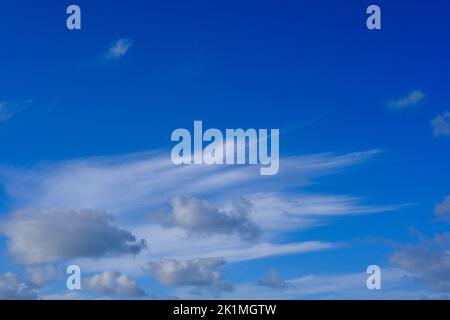 Ciel magnifique ciel bleu avec des nuages blancs moelleux Banque D'Images