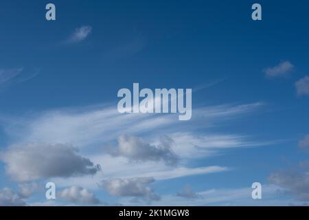 Ciel magnifique ciel bleu avec des nuages blancs moelleux Banque D'Images