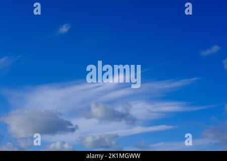 Ciel magnifique ciel bleu avec des nuages blancs moelleux Banque D'Images