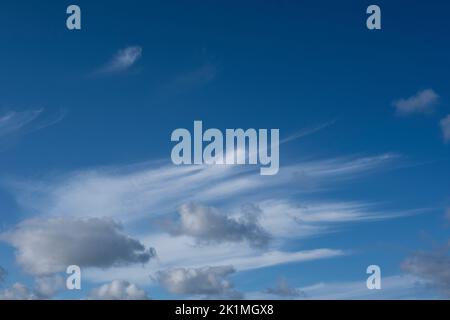 Ciel magnifique ciel bleu avec des nuages blancs moelleux Banque D'Images